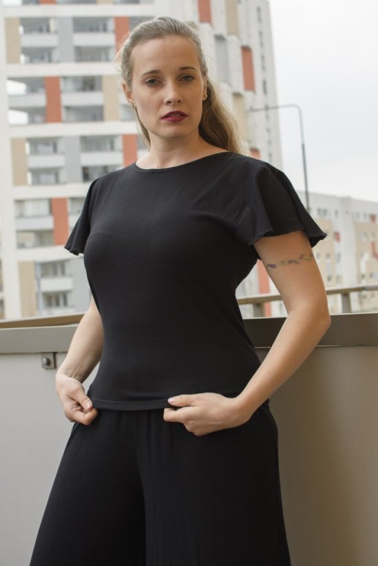 Triko s volánovým rukávem - více barev - Materiál: Viskózový úplet, Velikost: S, Barva: černá