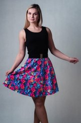 Šaty na ramínka s půlkolovou sukní - modrorůžové květy