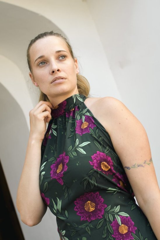 Krátké koktejlové šaty s vázáním za krk - Dvorkah.Art tmavě zelené