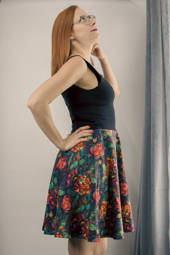Šaty na ramínka s půlkolovou sukní - divoké květy
