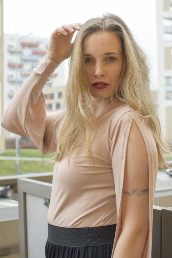 Top s prostřiženými rukávy - pudrově růžový
