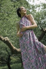 Maxi šaty zavazovací za krk - šedorůžové květy