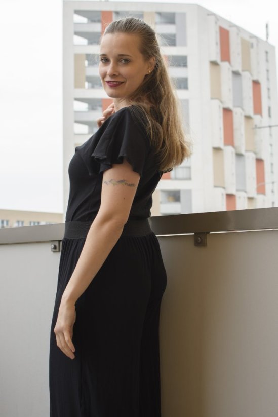 Triko s volánovým rukávem - více barev - Materiál: Viskózový úplet, Velikost: S, Barva: černá