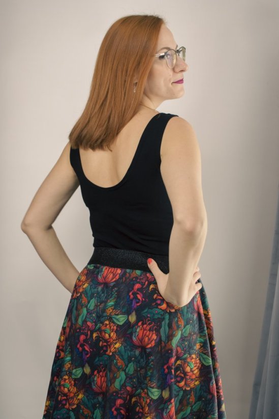 Šaty na ramínka s půlkolovou sukní - divoké květy