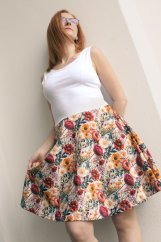 Šaty na ramínka s půlkolovou sukní - světlá jarní louka